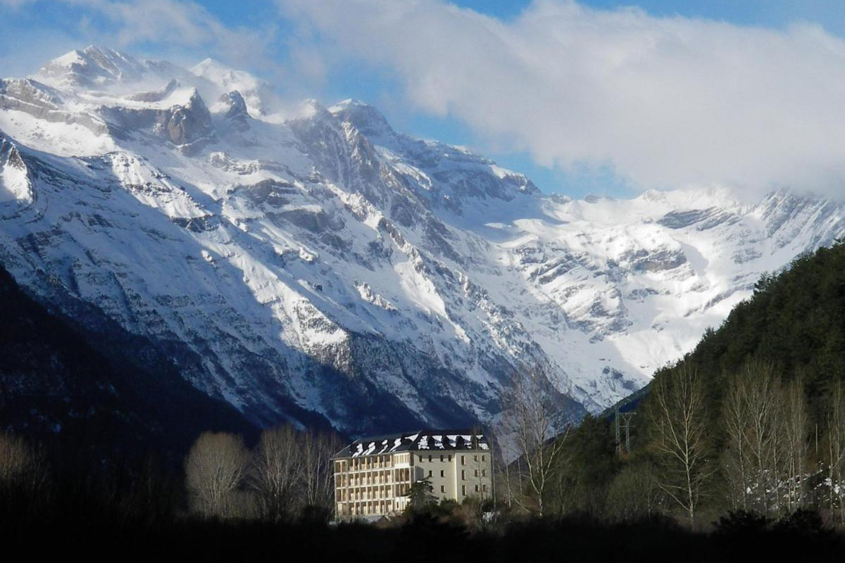 Descriptive Alt Text 1